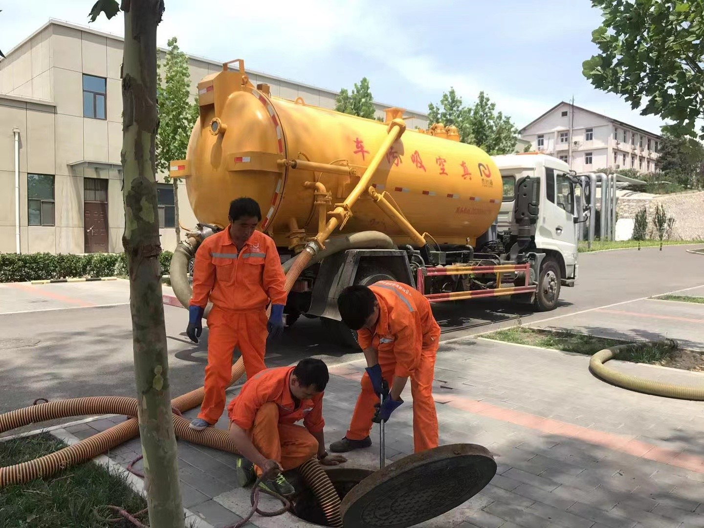 昆都仑管道疏通车停在窨井附近