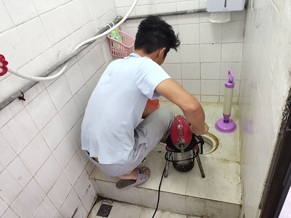 昆都仑管道堵塞冒臭气 专业师傅现场解决问题